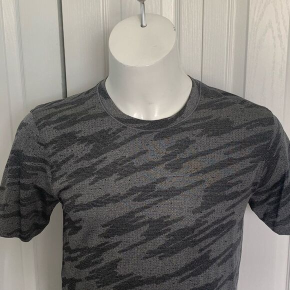 Gray lululemon Camouflage Men's T-Shirt - Picture 3 of 6